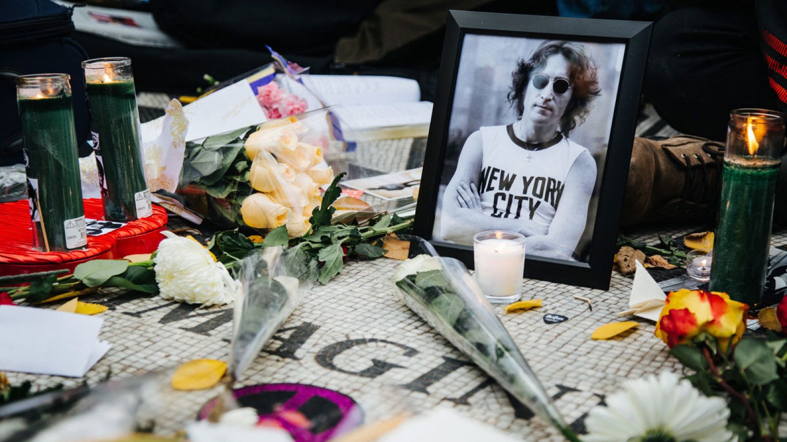 Imagen de archivo de una de las vigilias para conmemorar el aniversario de la muerte de John Lennon en Nueva York.