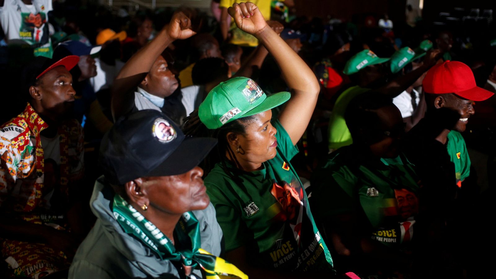 Los seguidores de Mnangagwa celebran la decisión del Constitucional