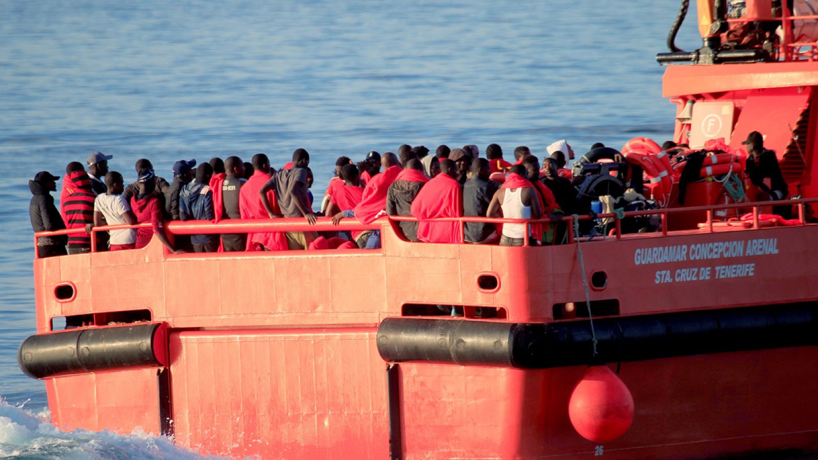 El buque de Salvamento Marítimo Concepción Arenal llega al puerto de Algeciras con 274 inmigrantes rescatados