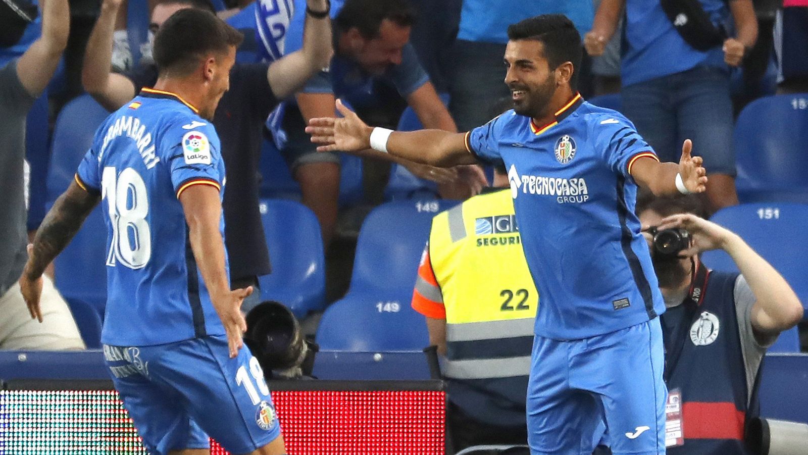 Mauro Arambarri y Ángel Rodríguez celebran el gol del segundo para el Getafe.