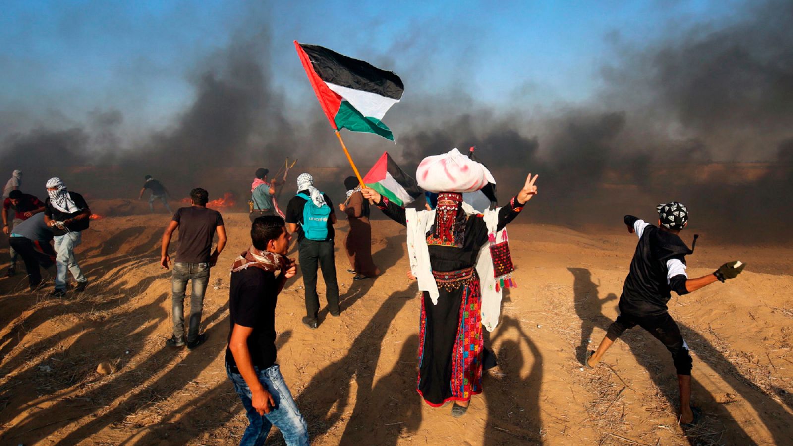 Palestinos lanzan piedras a las fuerzas israelíes en la frontera entre Israel y Gaza
