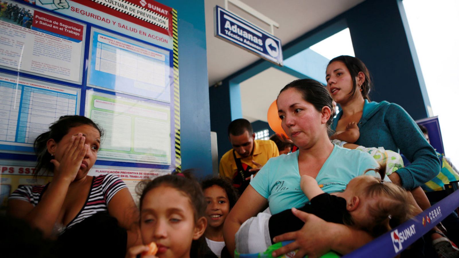 Inmigrantes venezolanos esperan para cruzar por el Centro de Servicios Fronterizos de Perú en la frontera con Ecuador