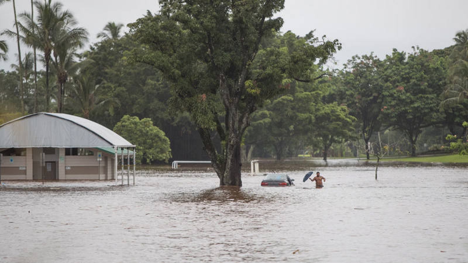 Vista de las inundaciones provocadas por las lluvias del huracán Lane en Hilo, Hawái, Estados Unidos