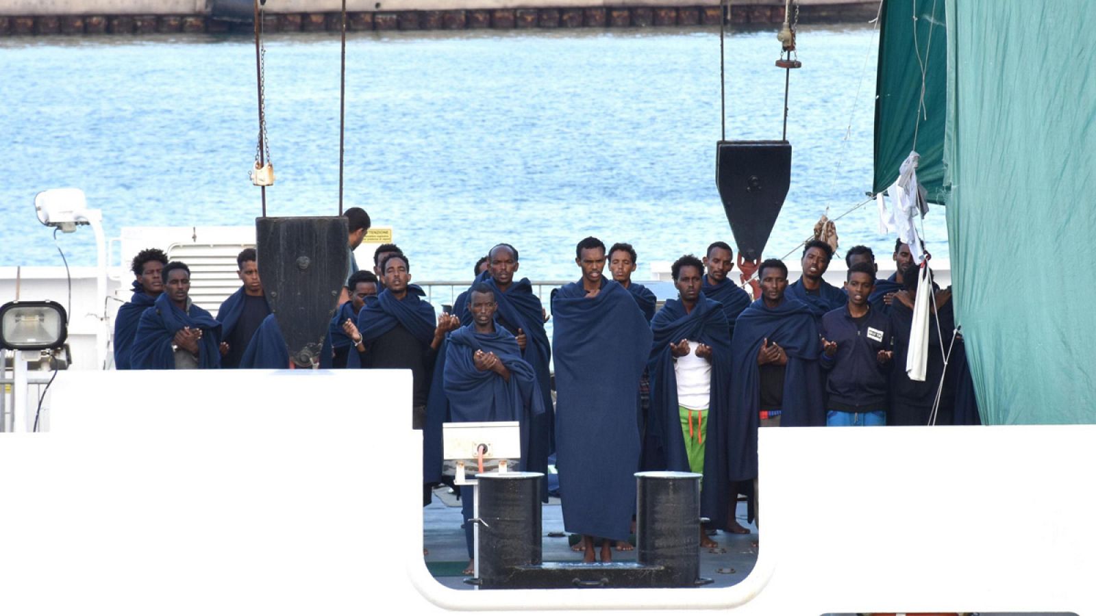 Varios de los inmigrantes que permanecen a bordo del buque Diciotti