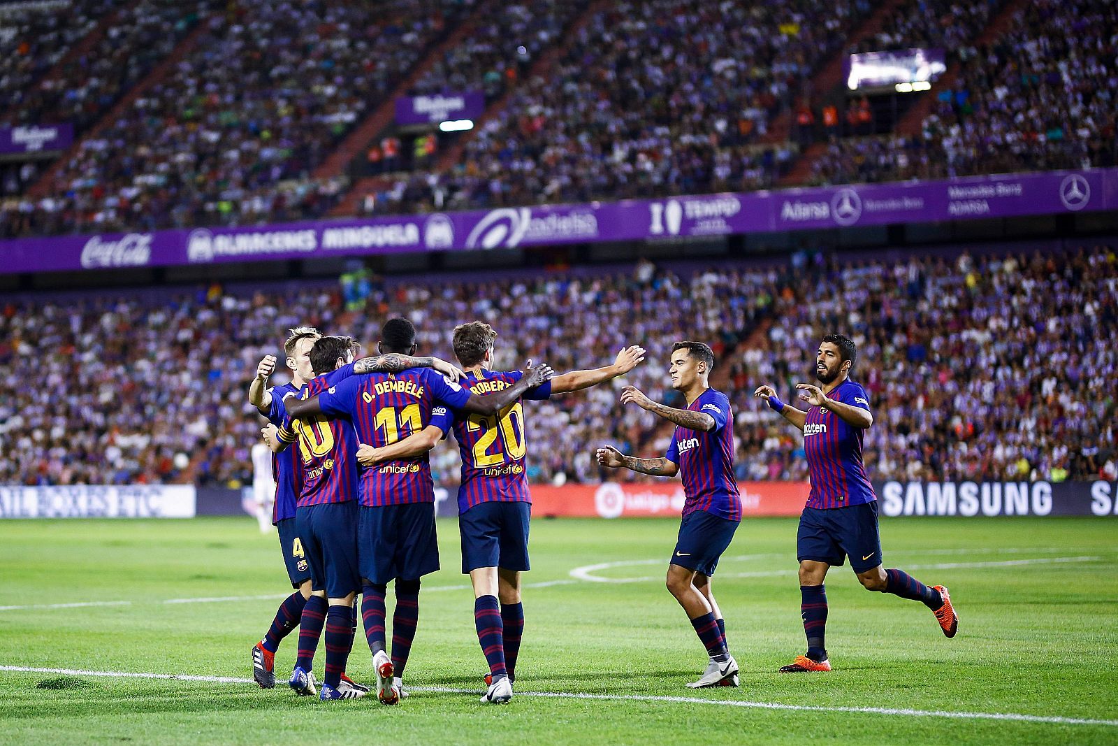 Los jugadores del FC Barcelona celebran el gol de Dembelé en Zorrilla.