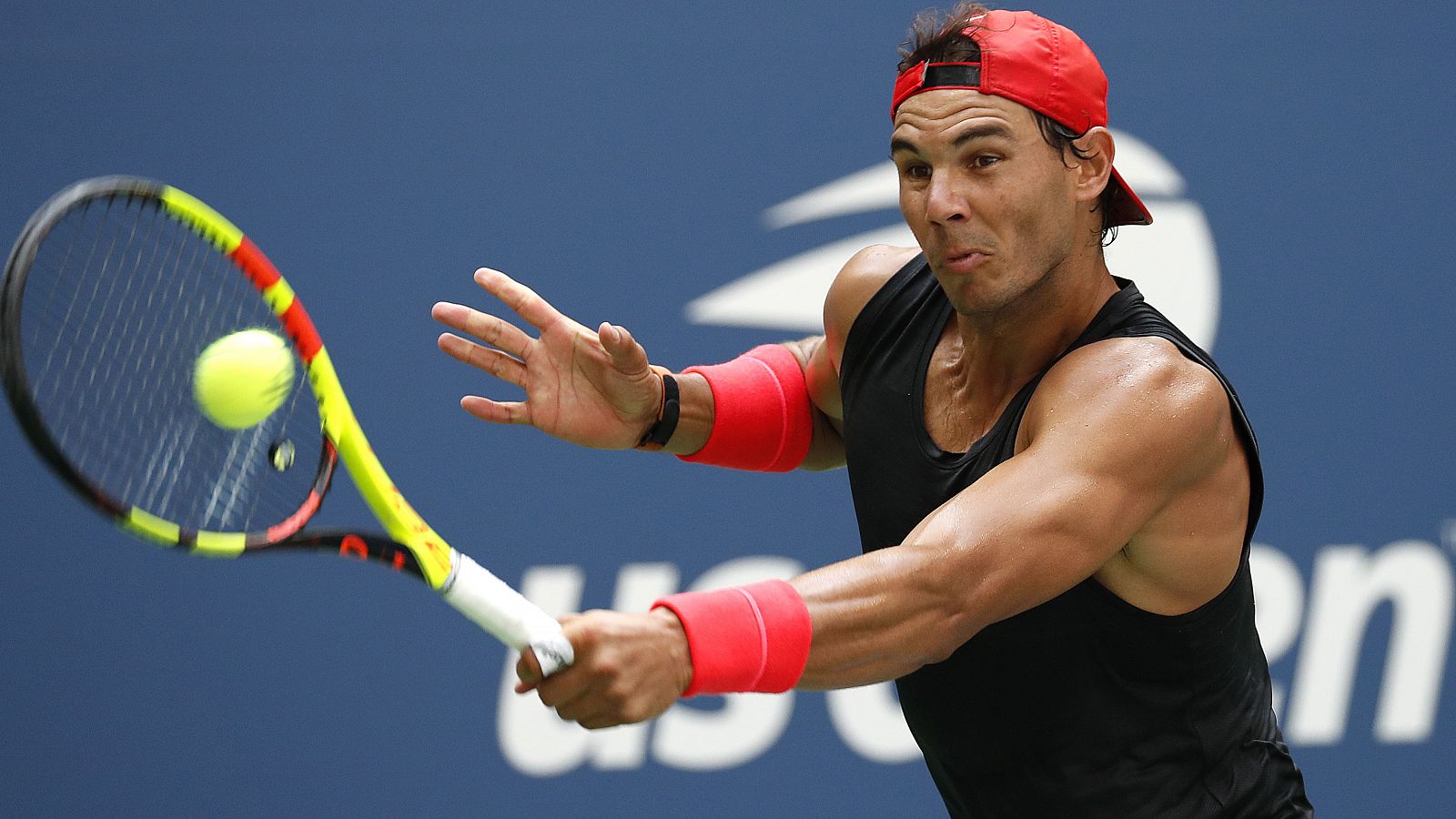 El tenista español Rafa Nadal entrena en la pista del US Open.