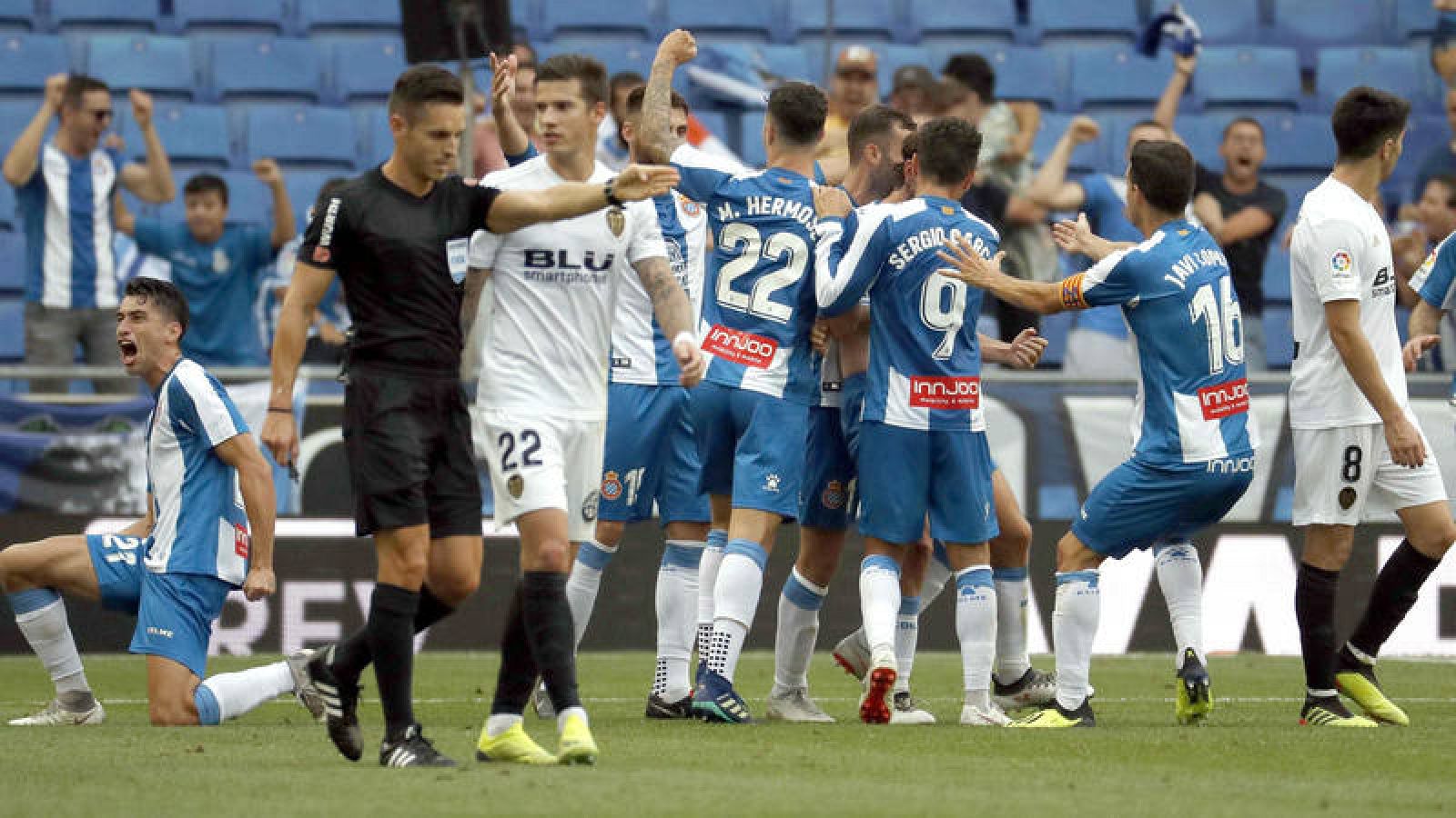 Los jugadores del Espanyol celebran el primer gol del equipo tras la consulta del colegiado Carlos del Cerro Grande (2i) con el VAR.