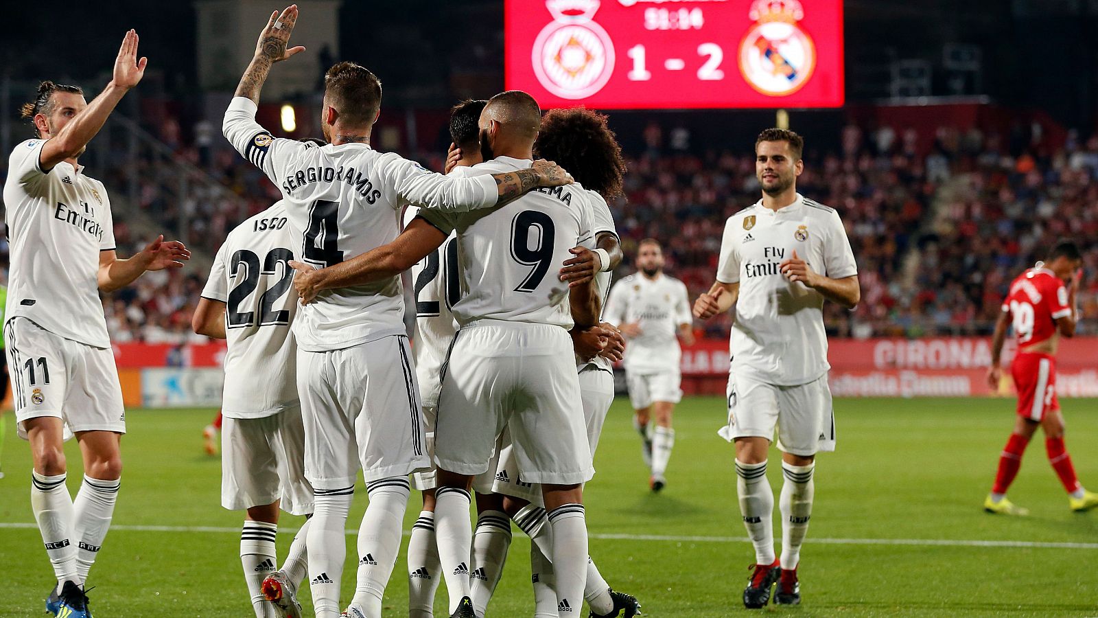 Los jugadores del Madrid celebran el segundo gol al Girona.