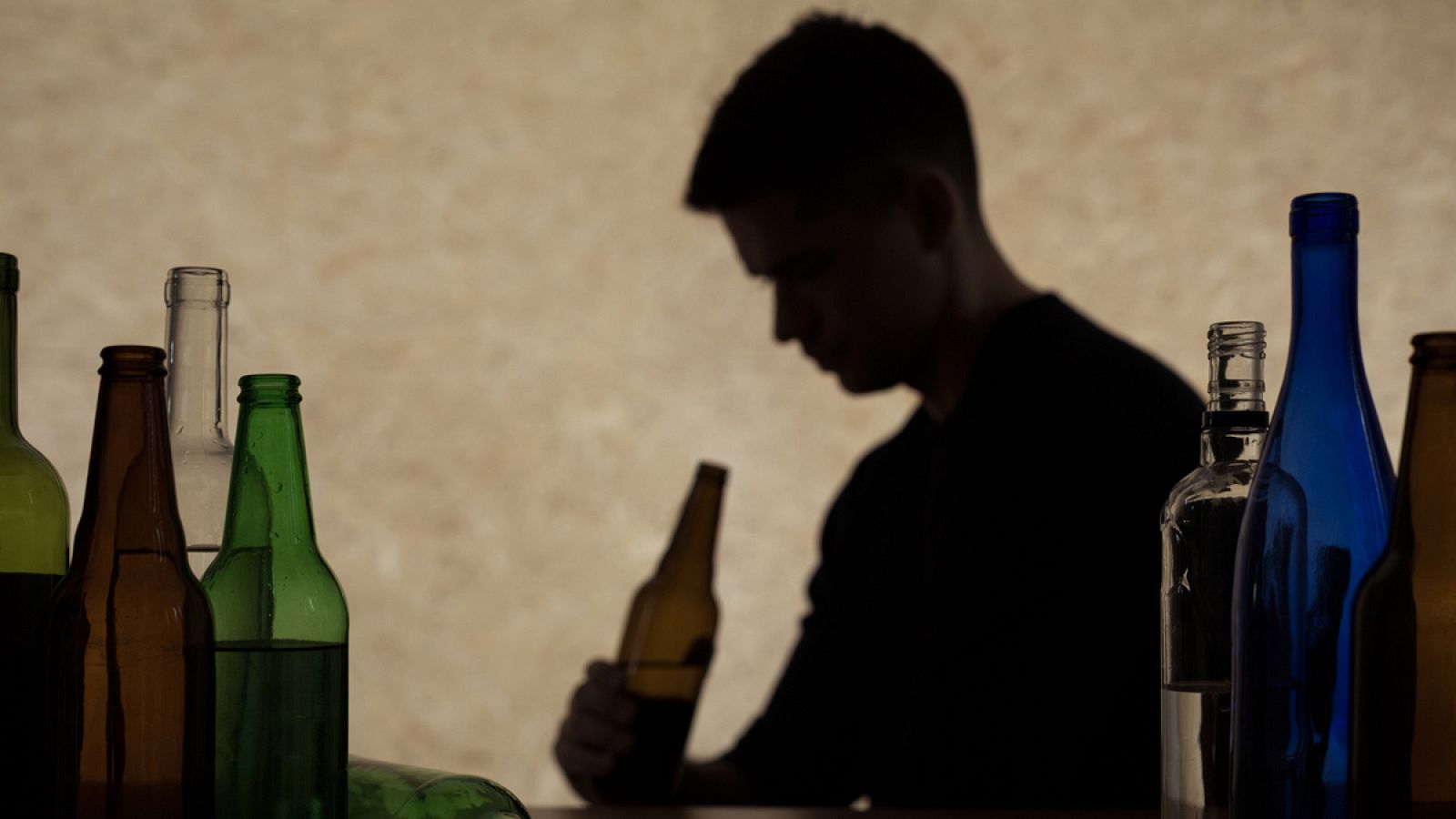 El trabajo científico investiga si si el consumo excesivo de alcohol en los primeros años de vida se asocia con la agresividad del cáncer de próstata más tarde.
