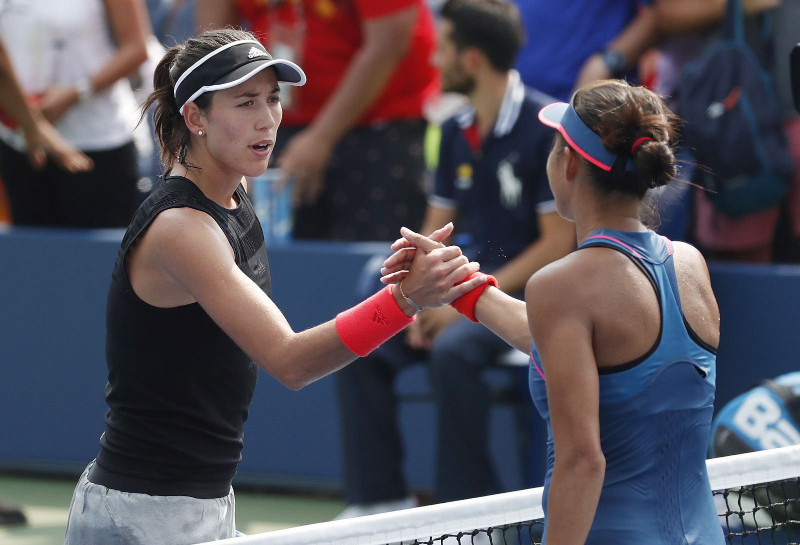 Muguruza (i) saluda a la china Shuai tras ganarle en el Abierto de EE.UU.