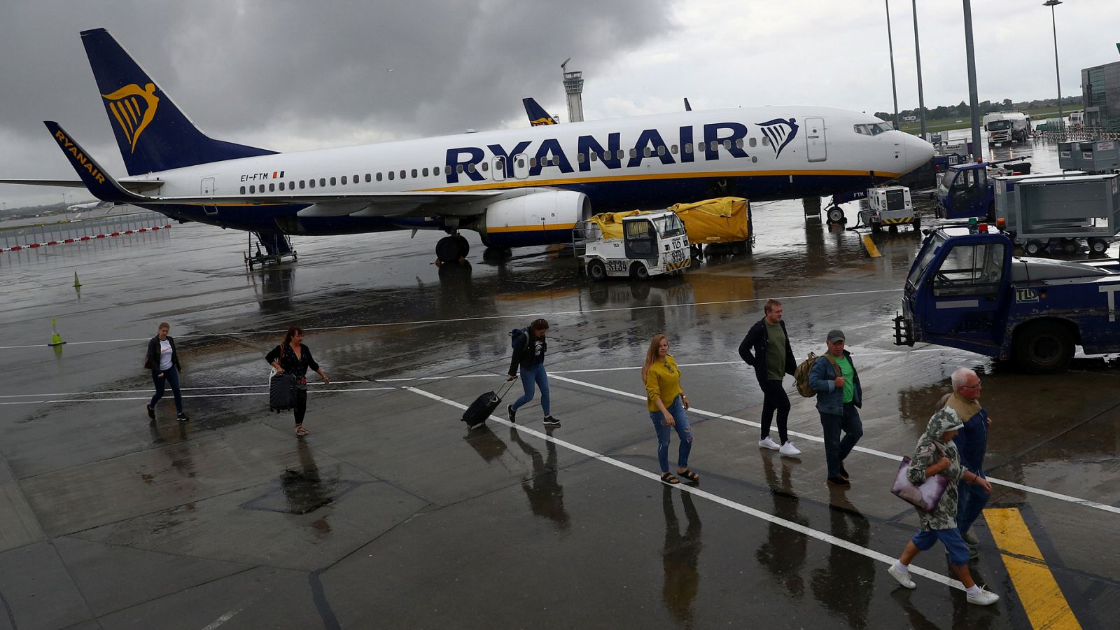 Pasajeros de Ryanair desembarcan en el aeropuerto de Dublín, Irlanda