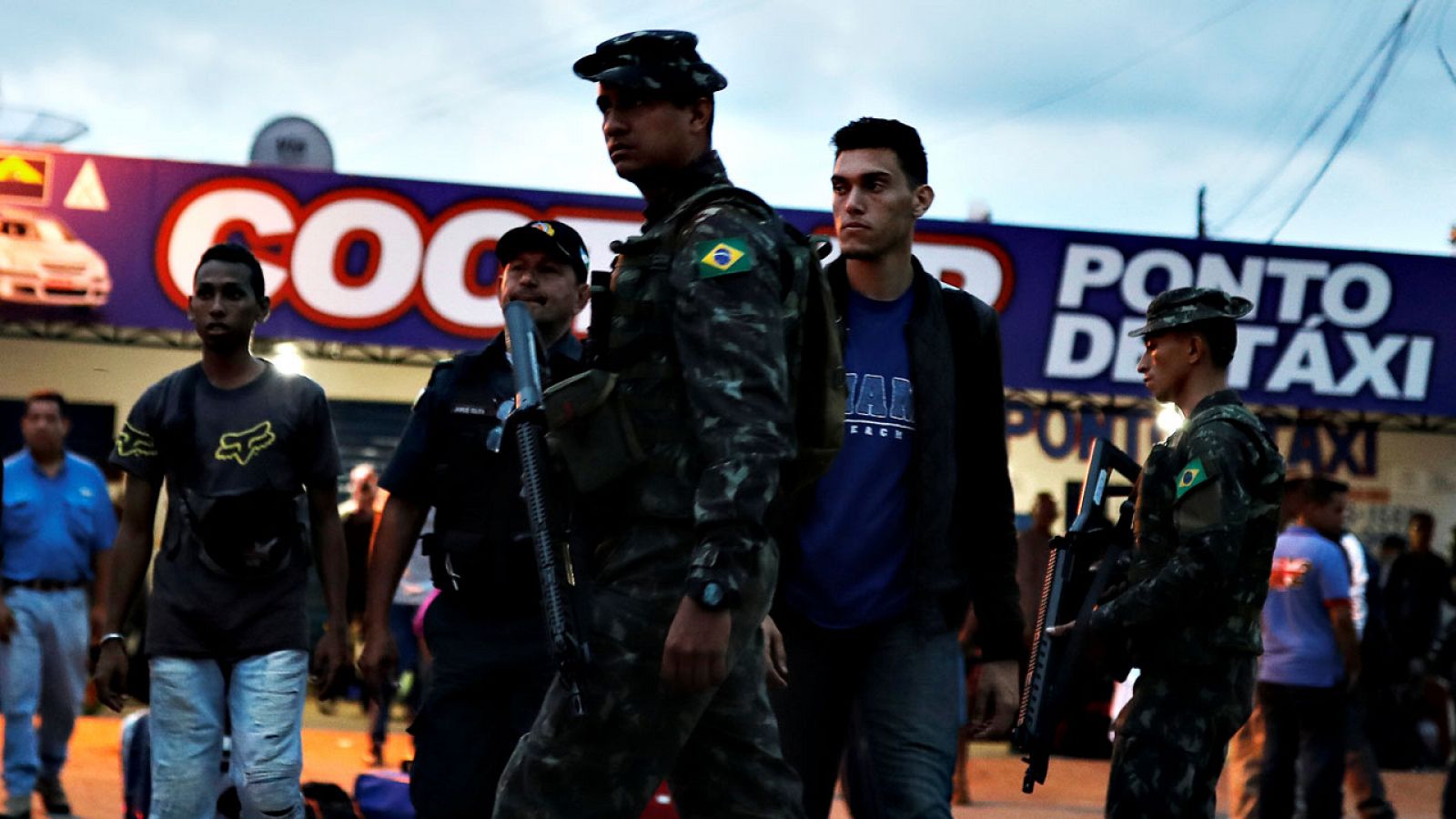 Soldados brasileños patrullan junto al paso de Paracaima, en el estado de Roraima, fronterizo con Venezuela