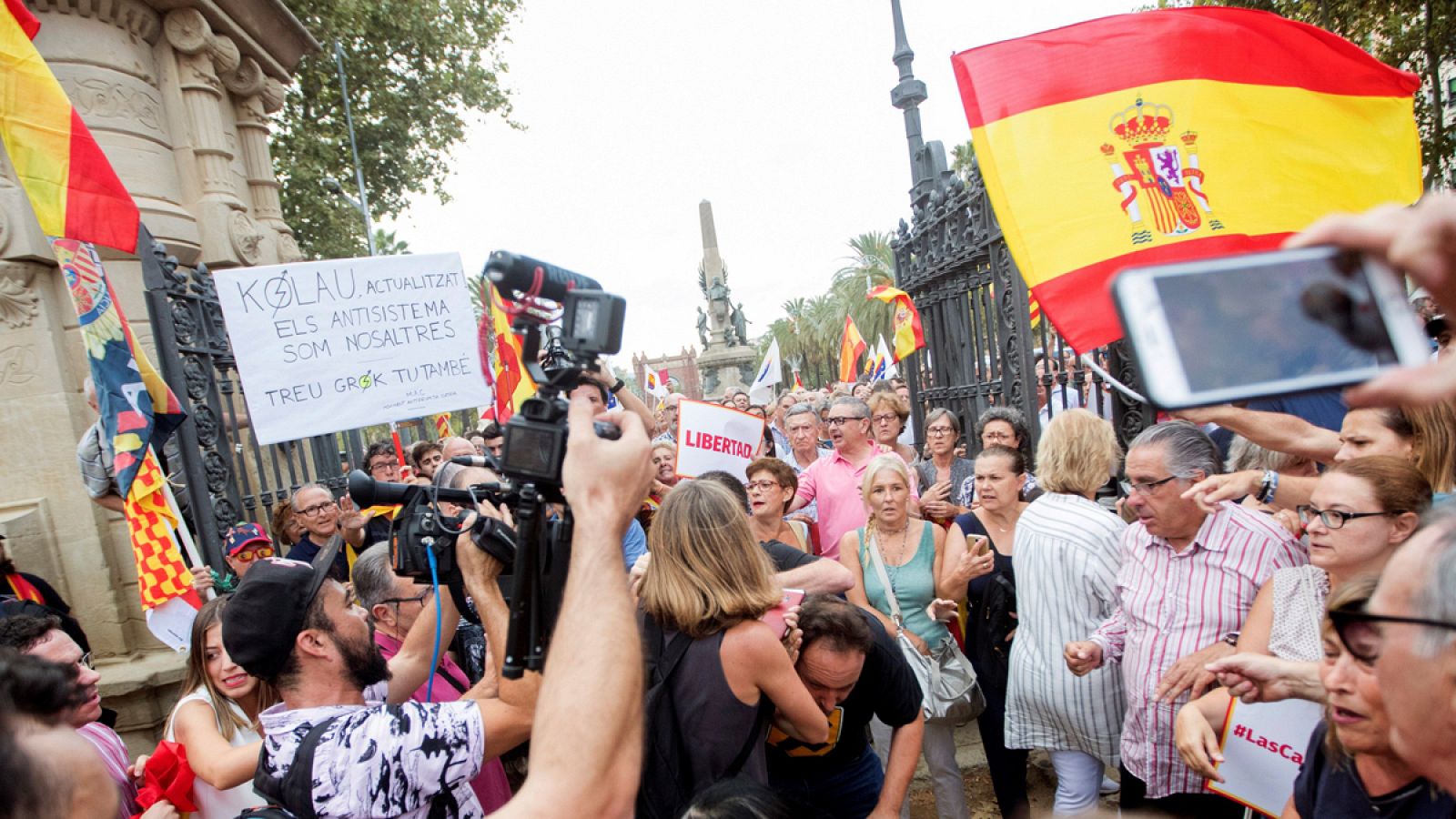 Golpean a un cámara de Telemadrid en la concentración de Barcelona de Cs contra la agresión a una mujer