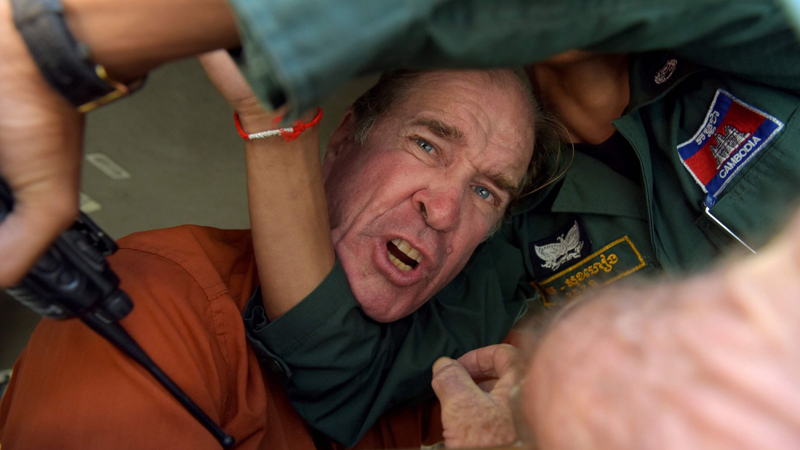 El videoperiodista australiano James Ricketson en un vehículo policial tras su veredicto en Phnom Penh