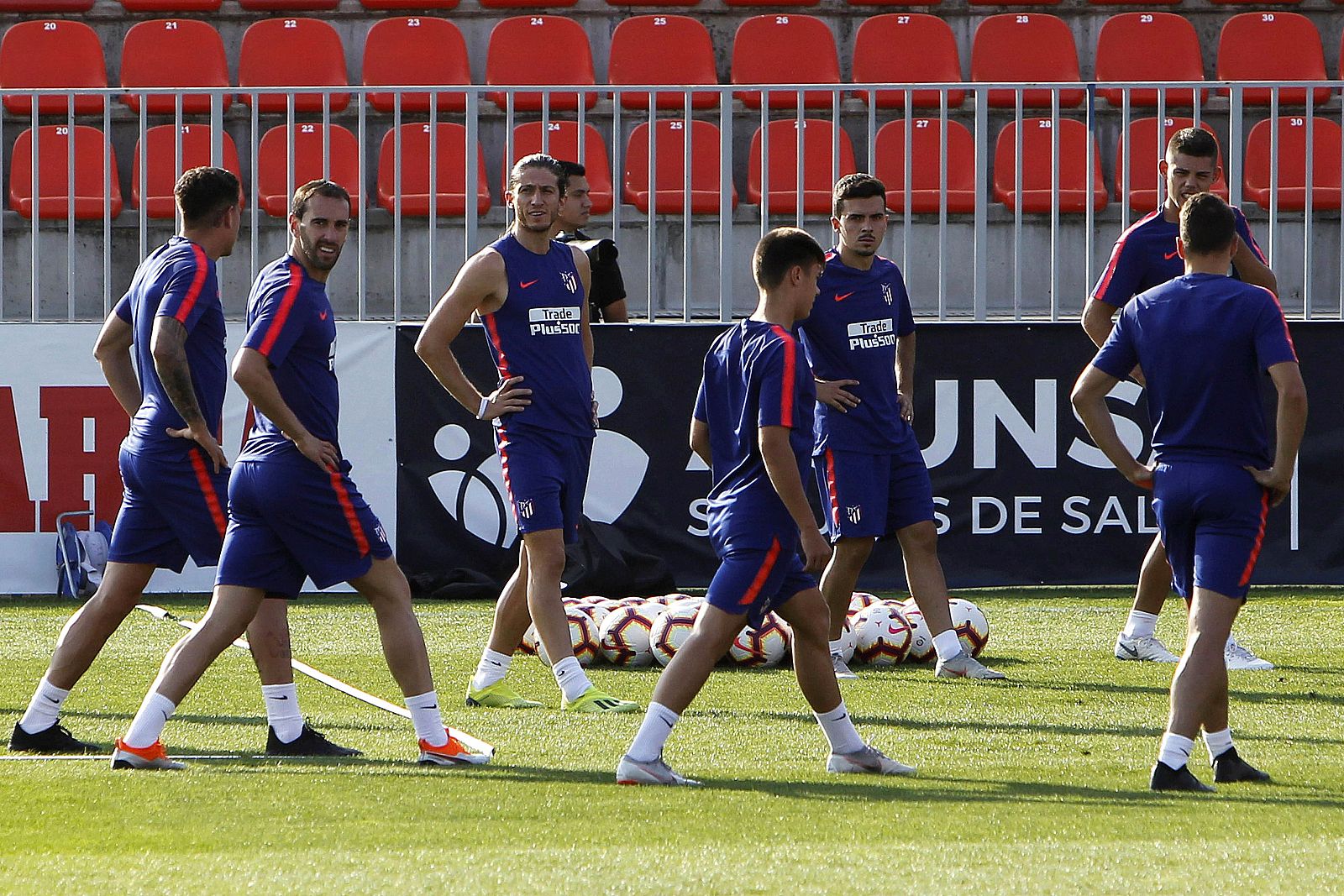 Los jugadores del Atlético de Madrid Diego Godín (2i) y Filipe Luis (3i), entre otros, durante el entrenamiento de este viernes