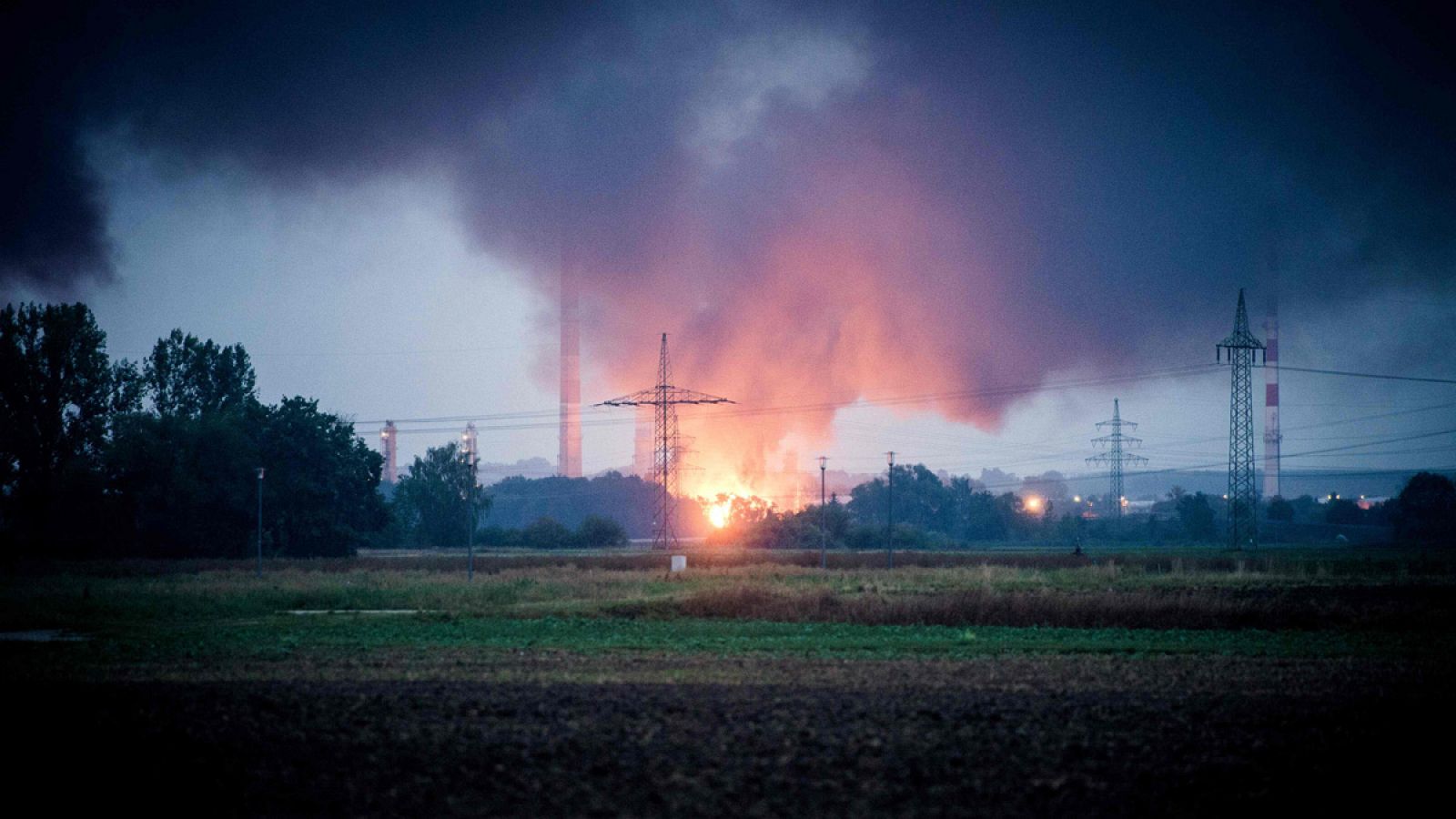 Imagen de la refinería en llamas