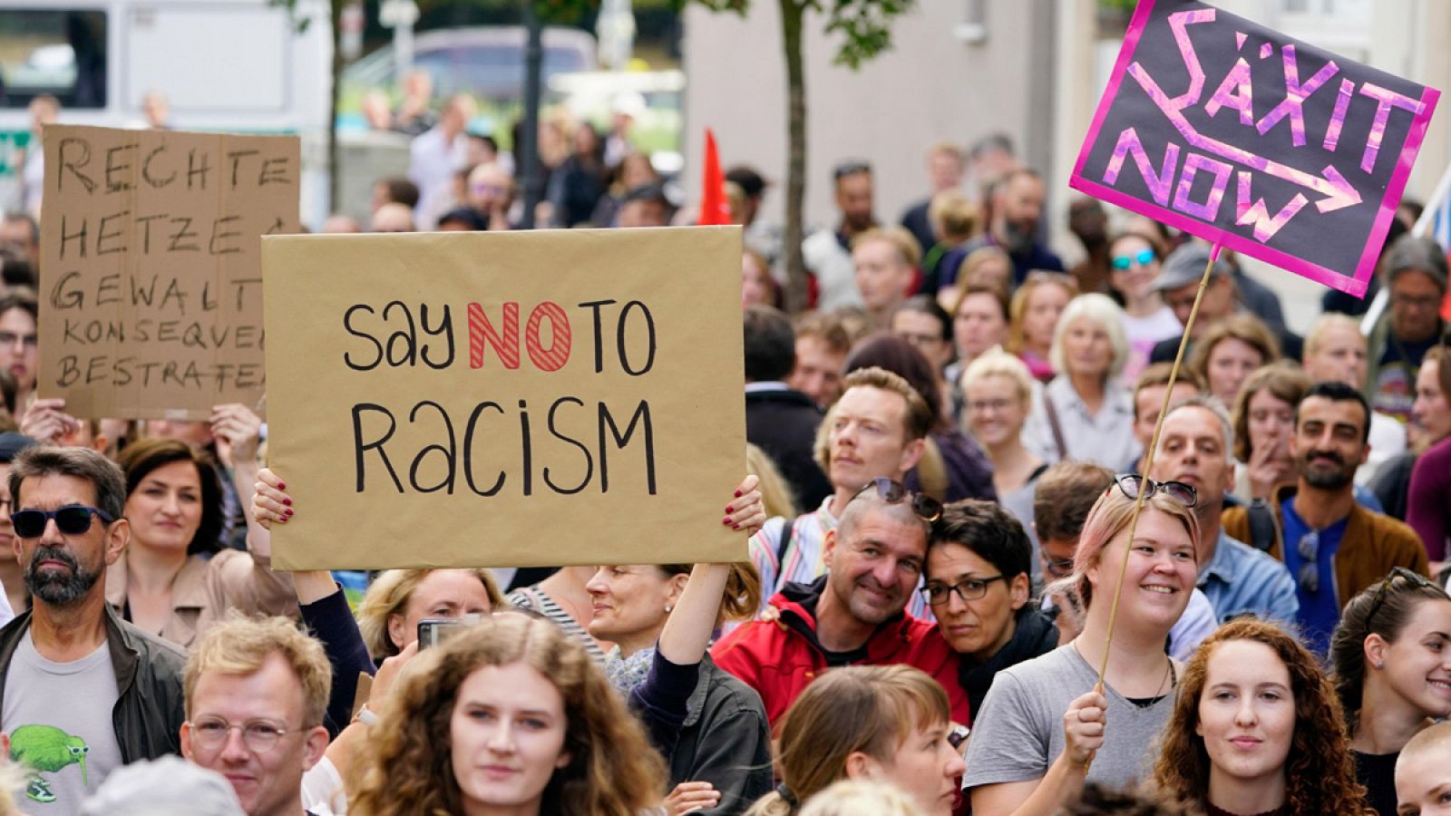 Cientos de personas participan en una marcha contra el racismo cerca de los edificios de representación del estado de Sajonia en Berlín