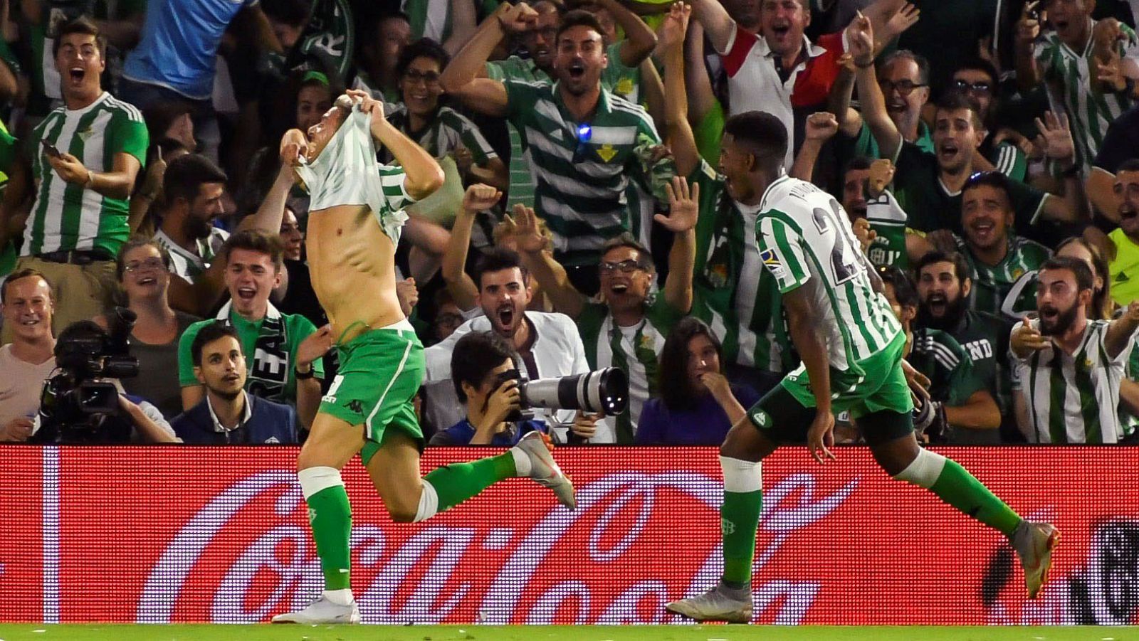 Joaquín celebra su gol para el Betis contra el Sevilla.