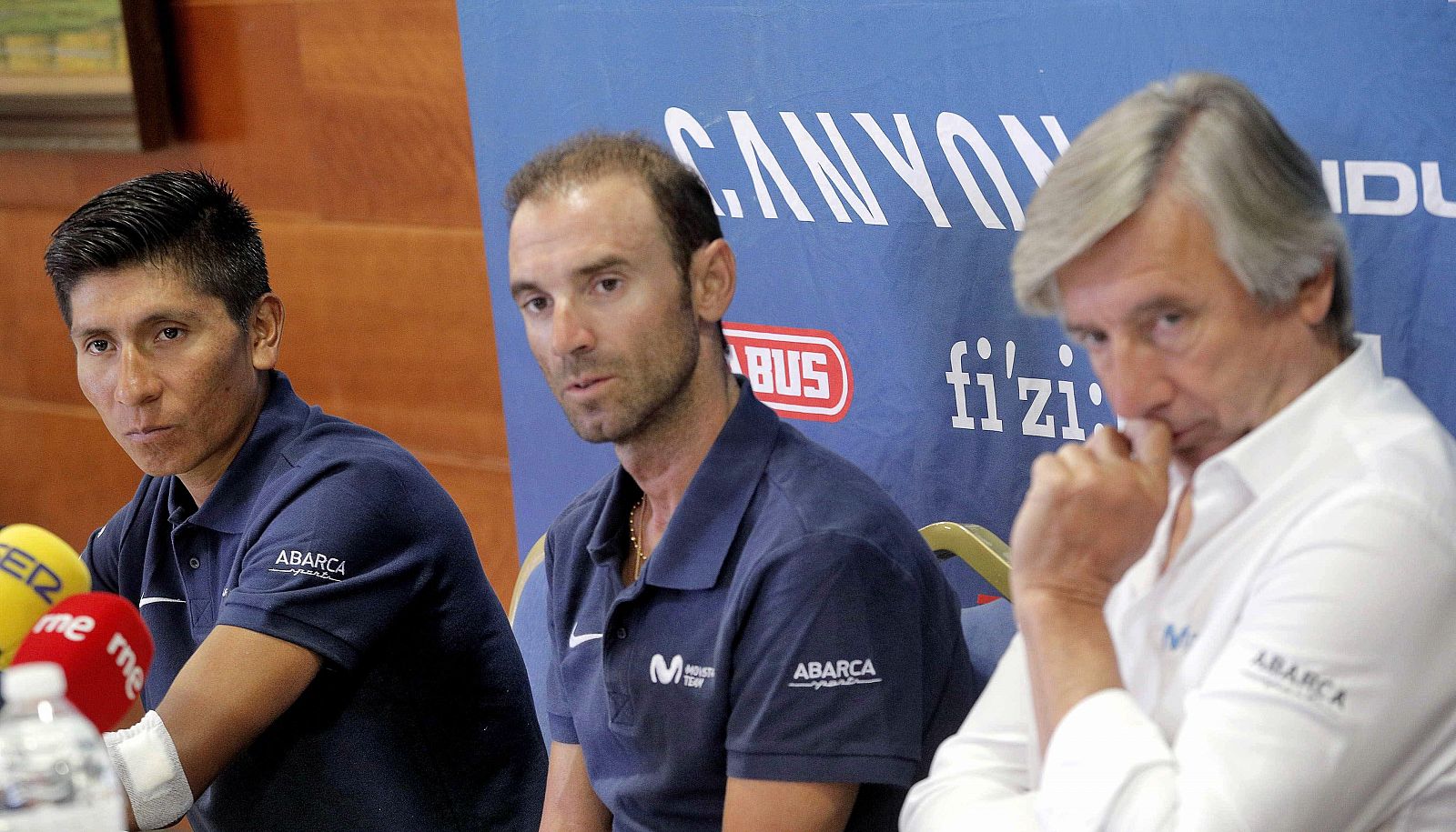 El director y los corredores del equipo Movistar, Eusebio Unzué, Alejandro Valverde y Nairo quintana (dcha a izqda), durante la rueda de prensa que han ofrecido esta mañana en la primera jornada de descanso de La Vuelta 2018.