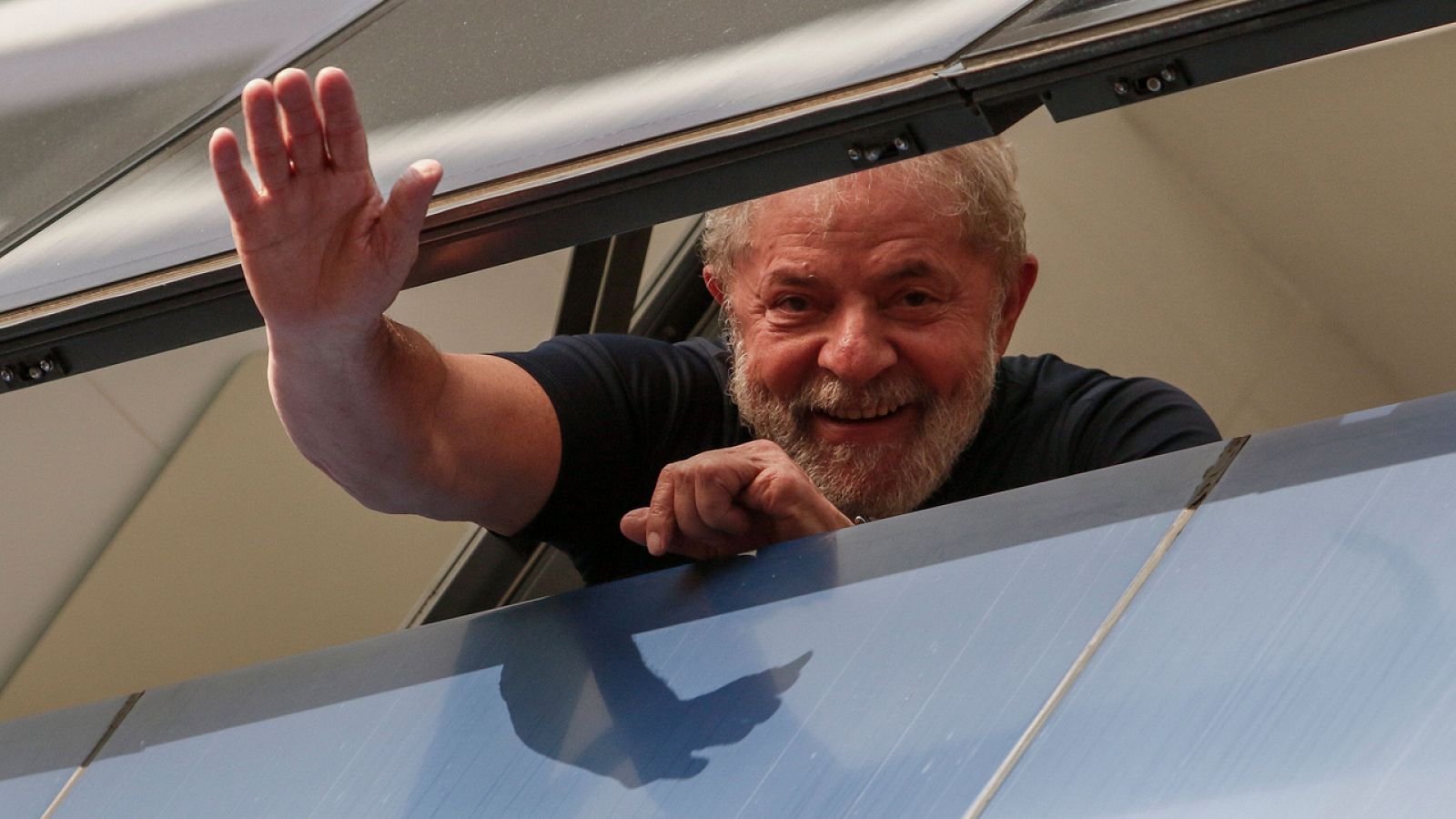 Lula da Silva saluda desde Sao Bernando do Campo en abril