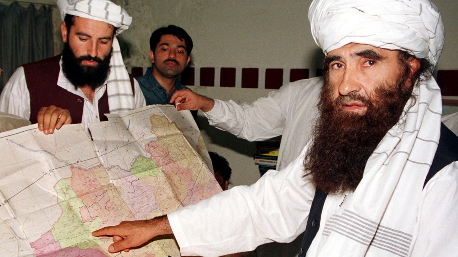 Jalaluddin Haqqani (derecha), en 2001, cuando aún era ministro del gobierno talibán de Afganistán