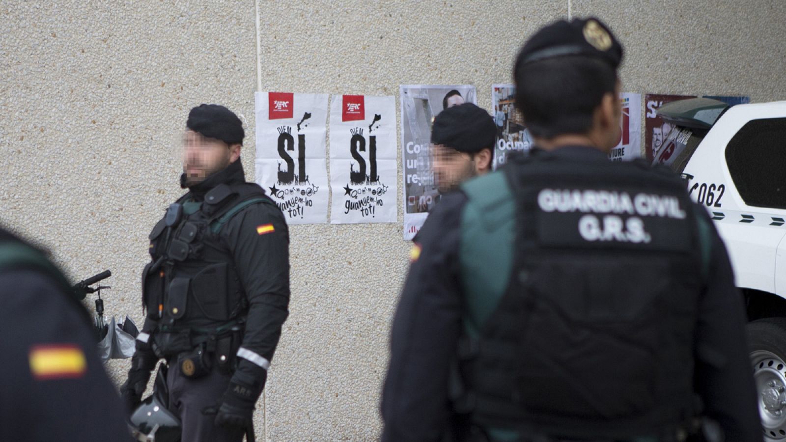 Agentes de la Guardia Civil durante un registro en la imprenta Artyplan de Sant Feliu de Llobregat de Barcelona