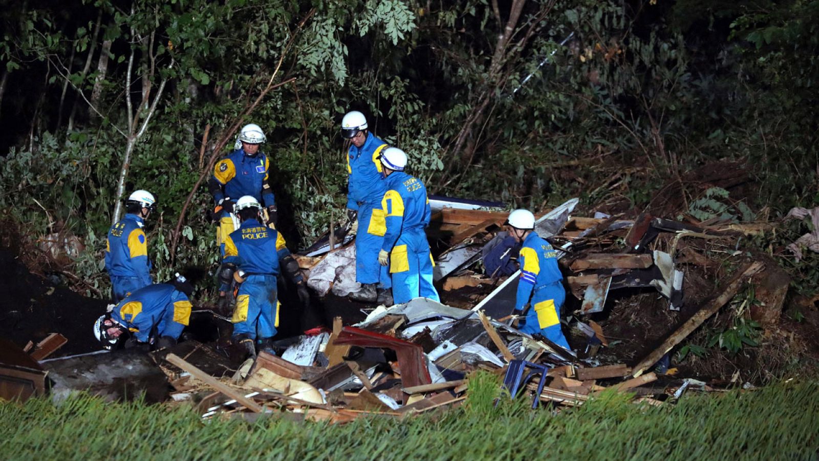 Ascienden a 16 los fallecidos por el terremoto del norte de Japón