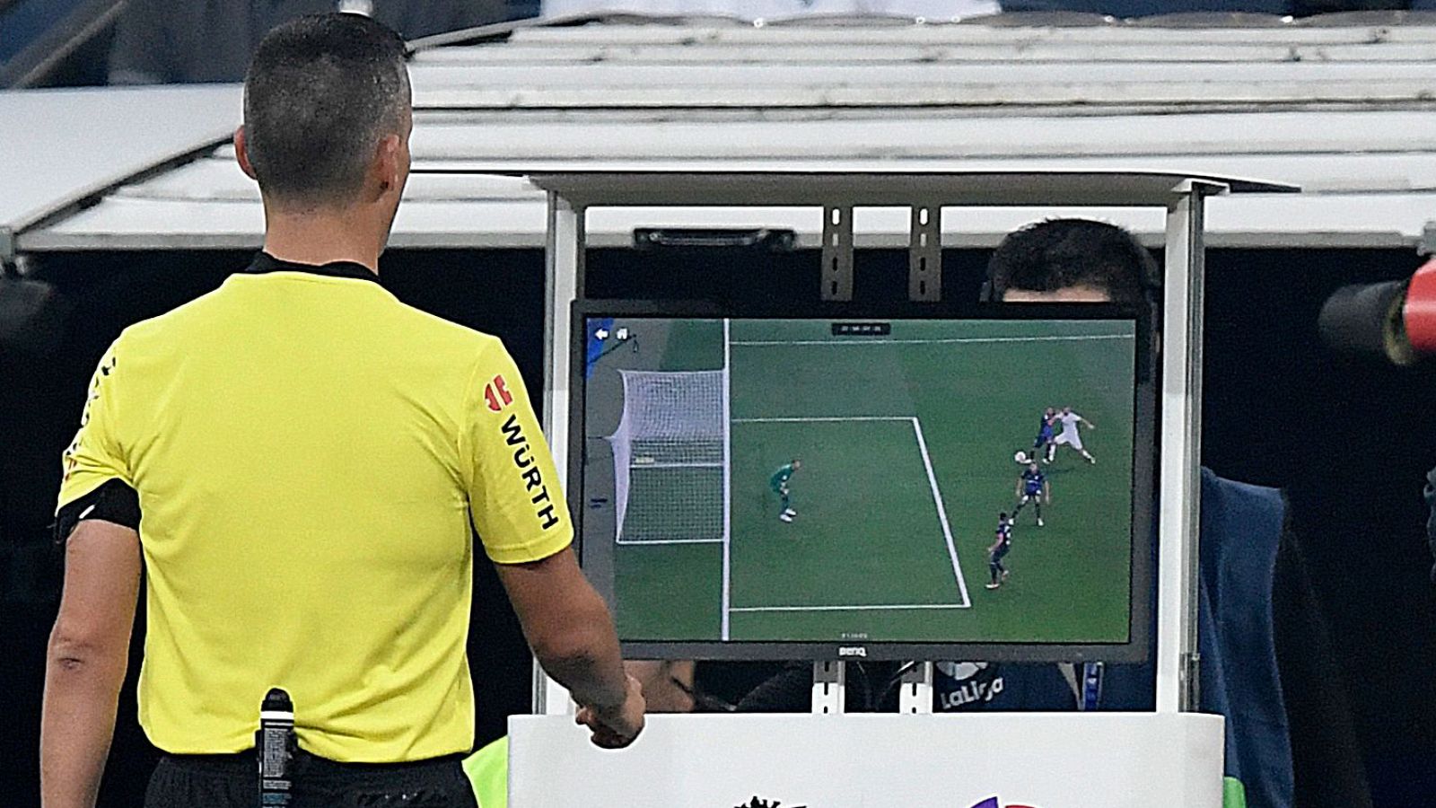 Un árbitro consulta el VAR durante un partido de la Liga española.