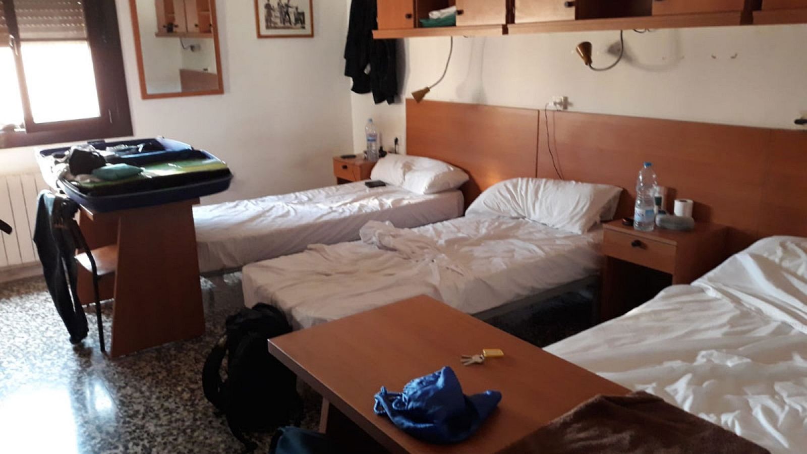 Habitación de tres camas a la que han sido reubicados los agentes de policía desplazados a Cataluña