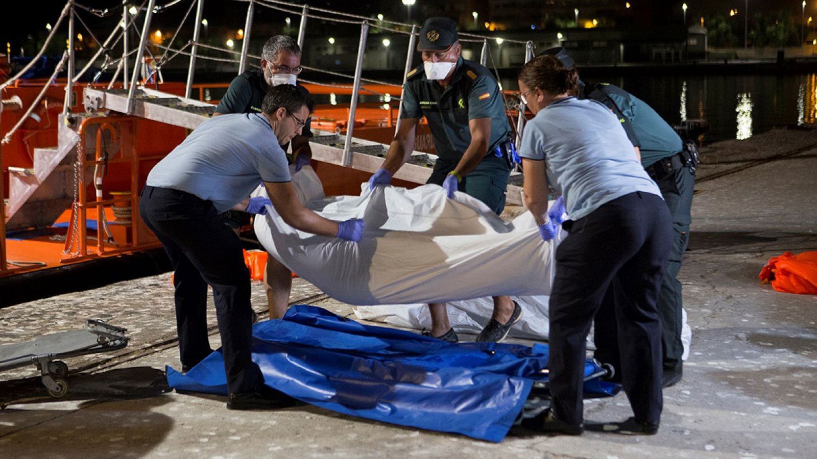 El pasado jueves Salvamento Marítimo rescataba una patera semihundida en la costa de Motril con cinco cadáveres