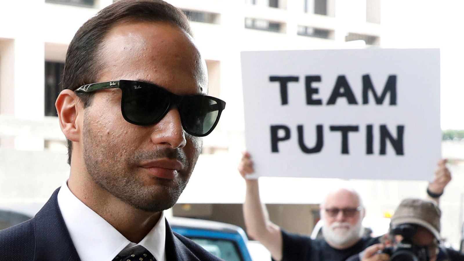 George Papadopoulos llegando a una corte federal en Washington para escuchar su sentencia.