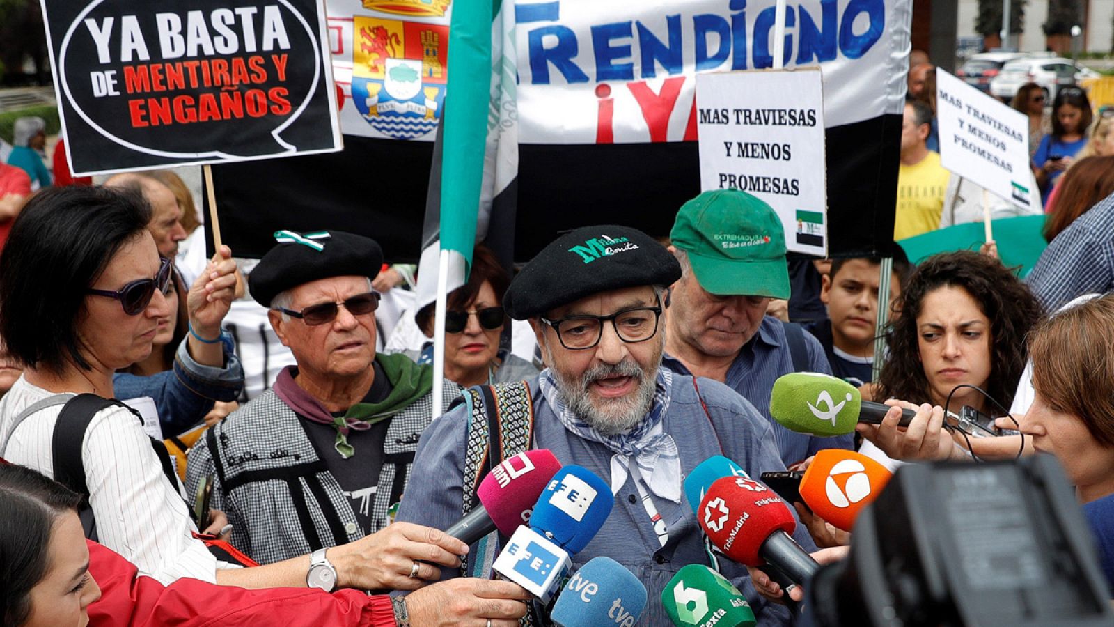 Un representante de la Plataforma Ciudadana Milana Bonita hace declaraciones durante una manifestación en Madrid para exigir "un tren digno" para Extremadura