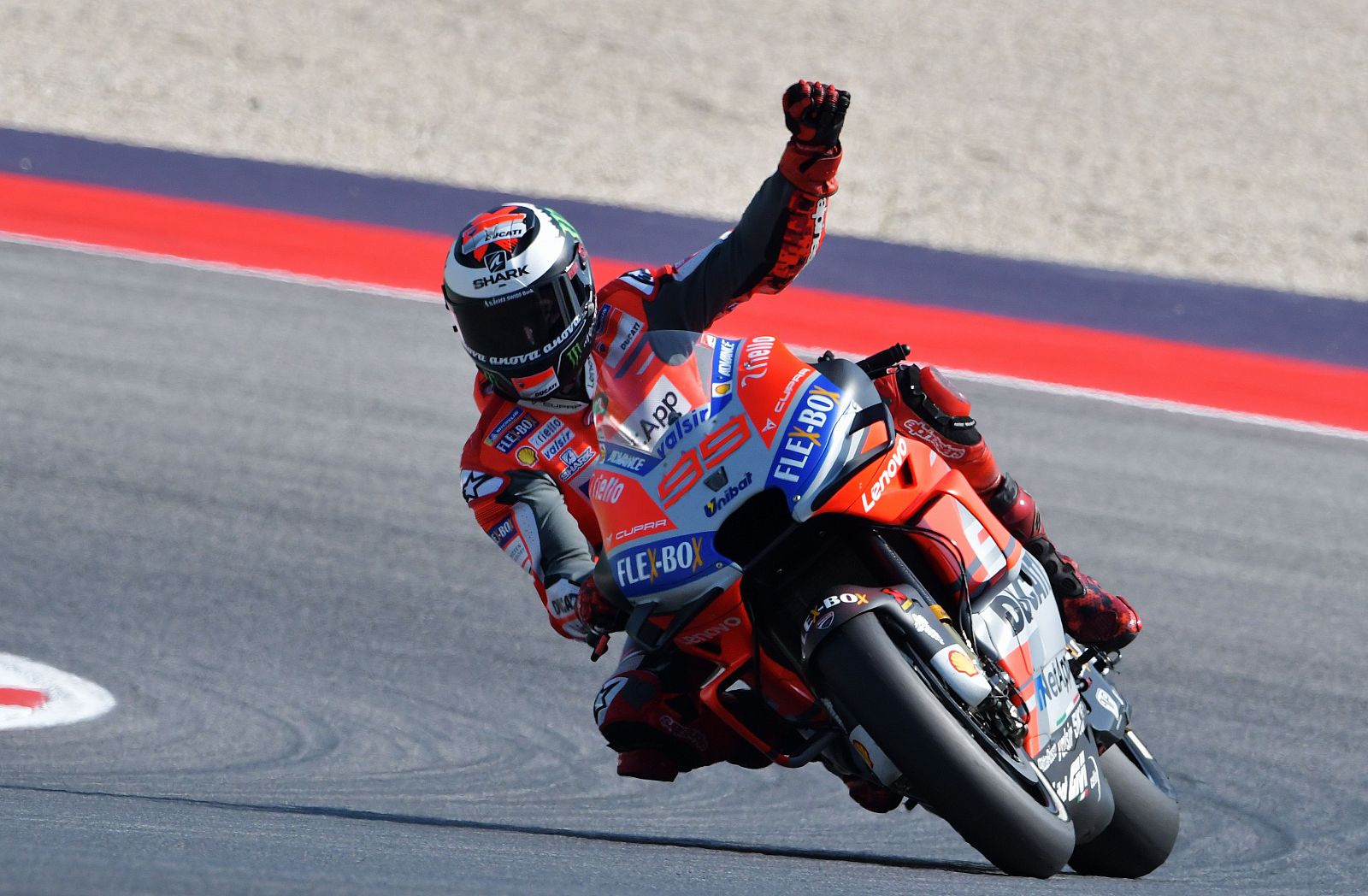 Jorge Lorenzo celebra el mejor tiempo y la 'pole' en el circuito Marco Simoncelli de San Marino.