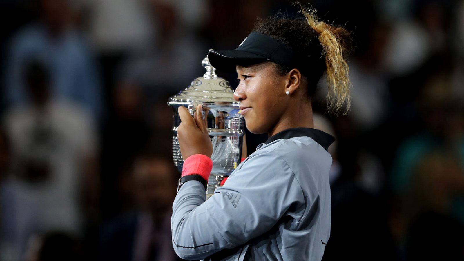 La tenista japonesa Naomi Osaka posando con su trofeo tras ganar el US Open 2018.