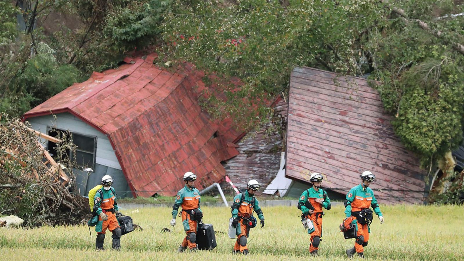 Equipos de rescate de la policía de Tokio buscan a desaparecidos el 9 de septiembre en Astuma, Hokaido