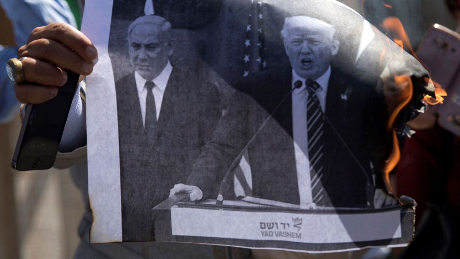 Manifestantes palestinos queman imágenes del presidente estadounidense y del primer ministro israelí