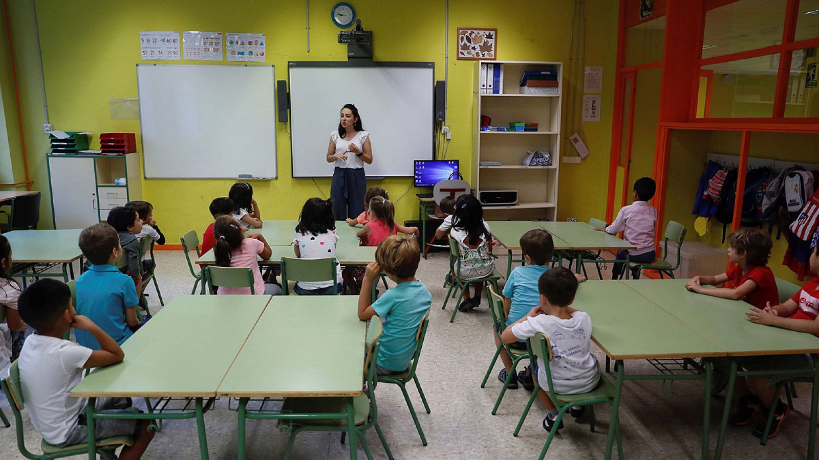 Los docentes españoles trabajan 200 horas menos que la media de la OCDE