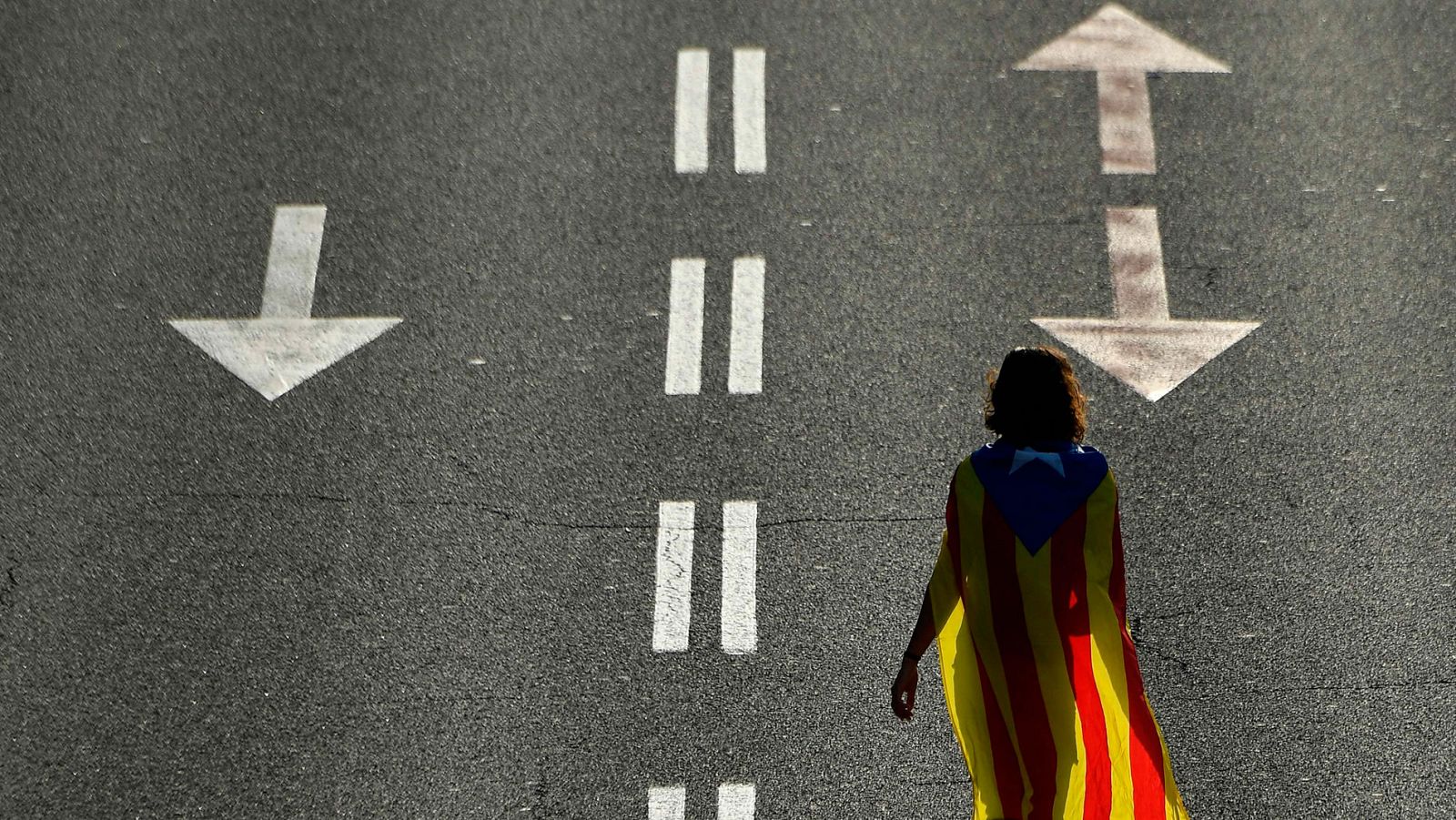 Una mujer camina por una avenida de Barcelona con motivo de la manifestación de la Diada de 2018