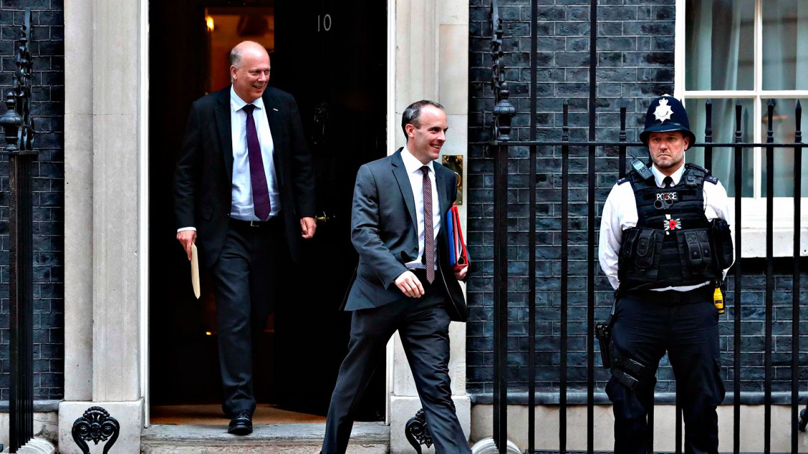 El ministro britanico para el 'Brexit', Dominic Raab, abandona el 10 de Downing Street tras la reunión extraordinaria del Gobierno de Theresa May