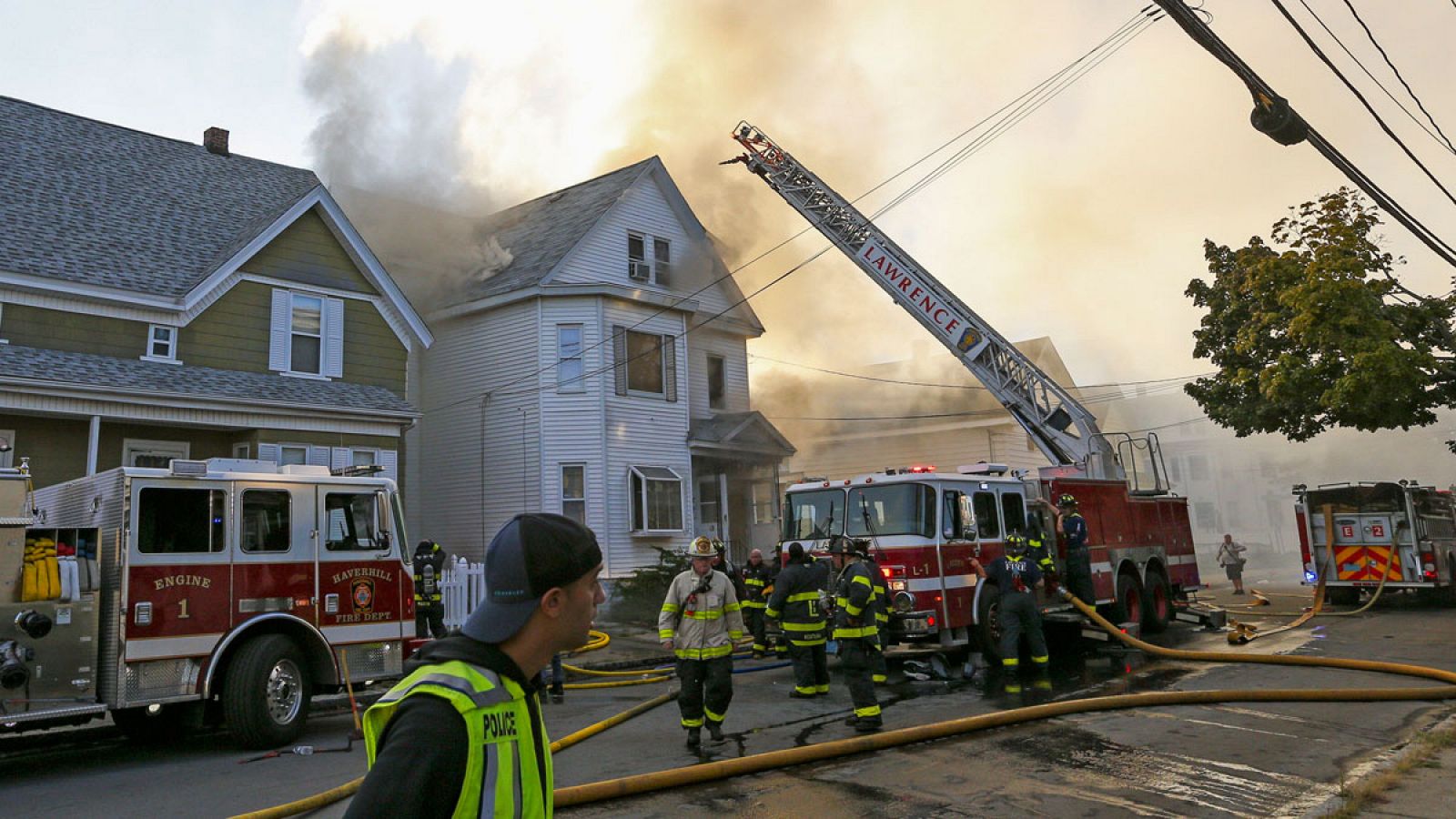 Bomberos combaten un incendio en Lawrence, Massachusetts, EE. UU.