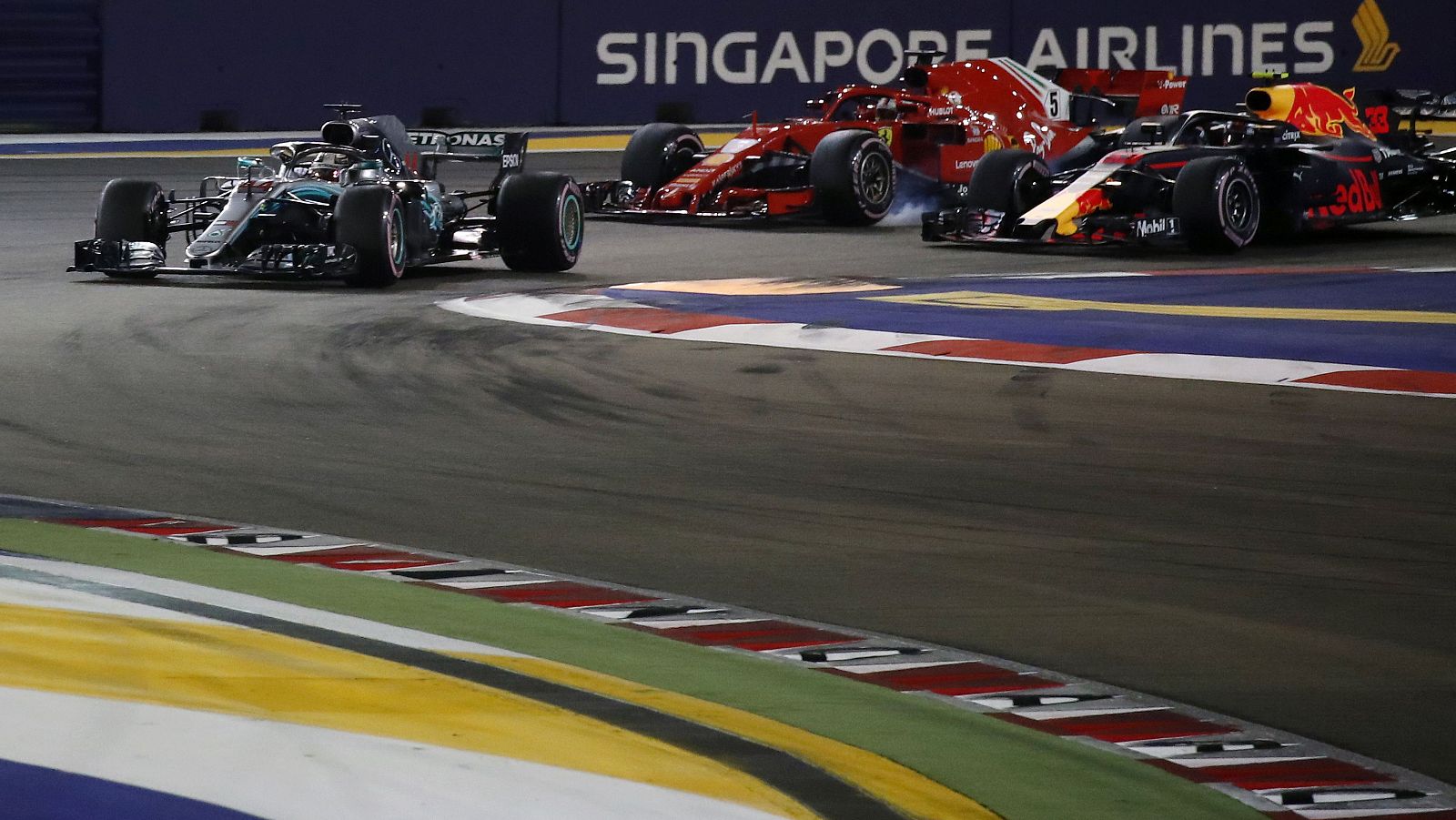Lewis Hamilton (Mercedes), en un momento de la carrera por delante de Vettel (Ferrari) y Verstappen (Red Bull).