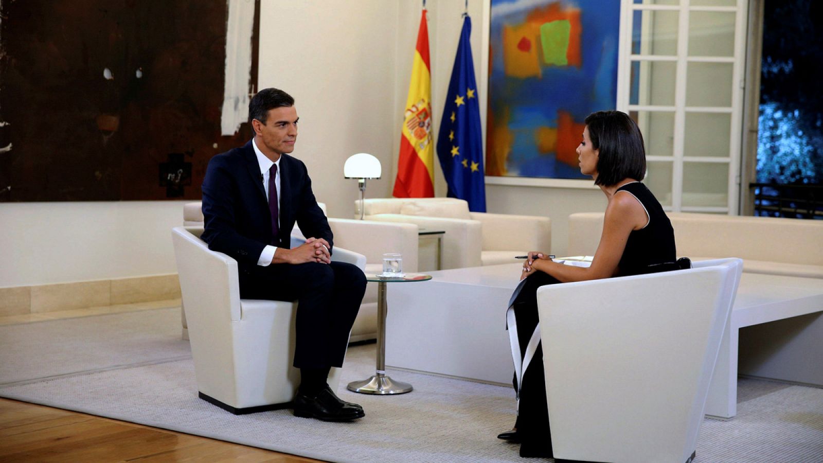 El presidente del Gobierno, Pedro Sánchez, y la periodista Ana Pastor, durante la entrevista que ha concedido para La Sexta
