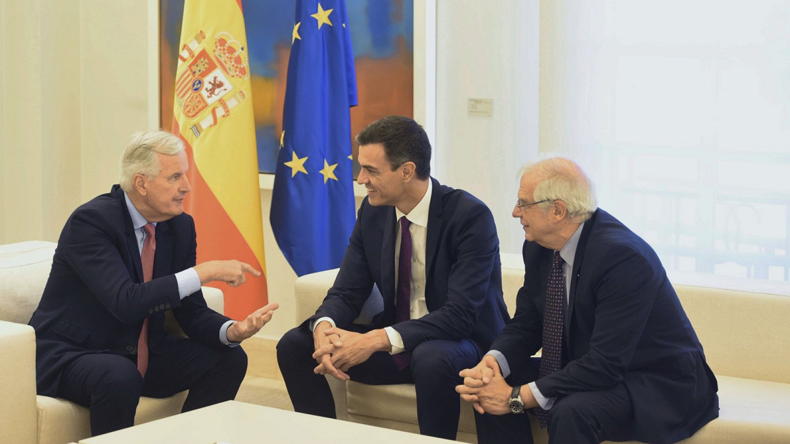 El jefe del Ejecutivo, Pedro Sánchez, y el ministro de Exteriores, Josep Borrell, durante la reunión con el jefe de la Negociación de la UE con el Reino Unido, Michel Barnier