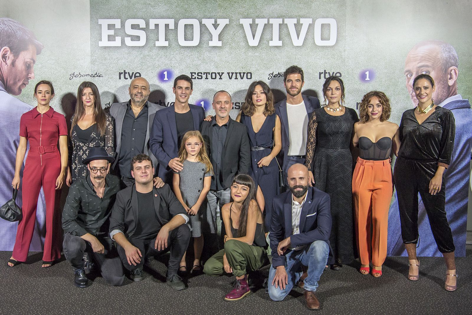 El reparto de la segunda temporada de 'Estoy vivo' en la presentación de la serie