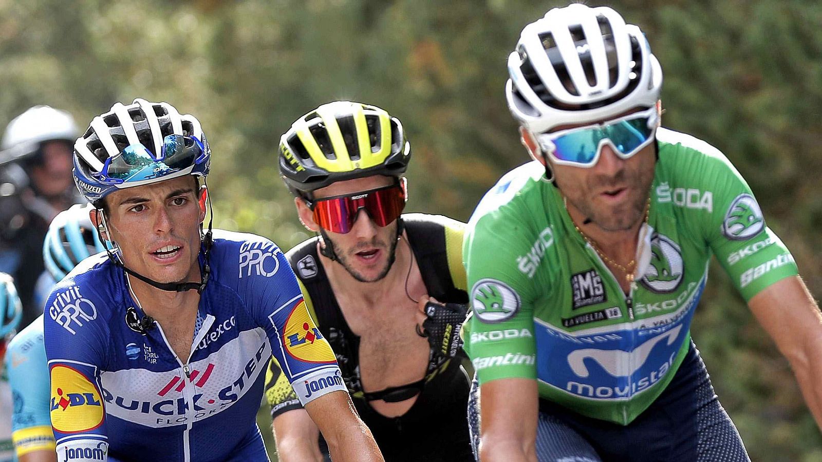 Alejandro Valverde (d) y Enric Mas (i), en una etapa de La Vuelta.