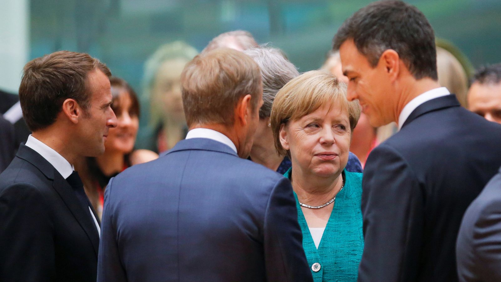 El presidente del Gobierno español, Pedro Sánchez, conversa con el presidente del Consejo Europeo, Donald Tusk, el presidente francés Emmanuel Macron, la canciller alemana Angela Merkel (Archivo)