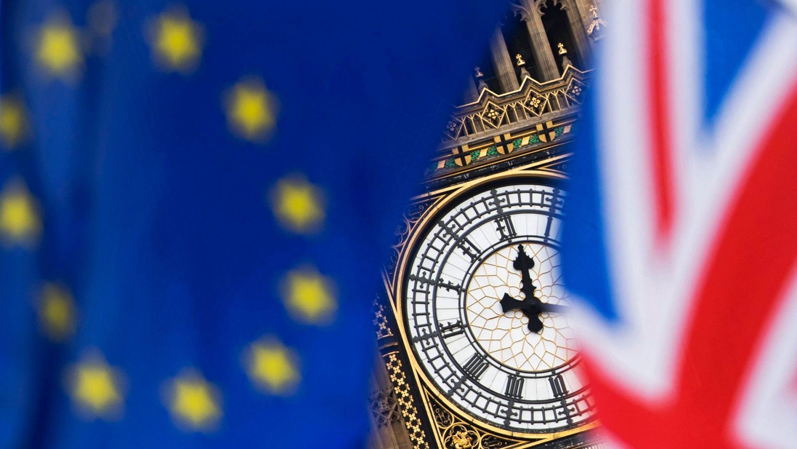 Vista del reloj del Big Ben entre una bandera del Reino Unido y una de la UniVista del reloj del Big Ben entre una bandera del Reino Unido y una de la Unión Europea en una imagen de archivo