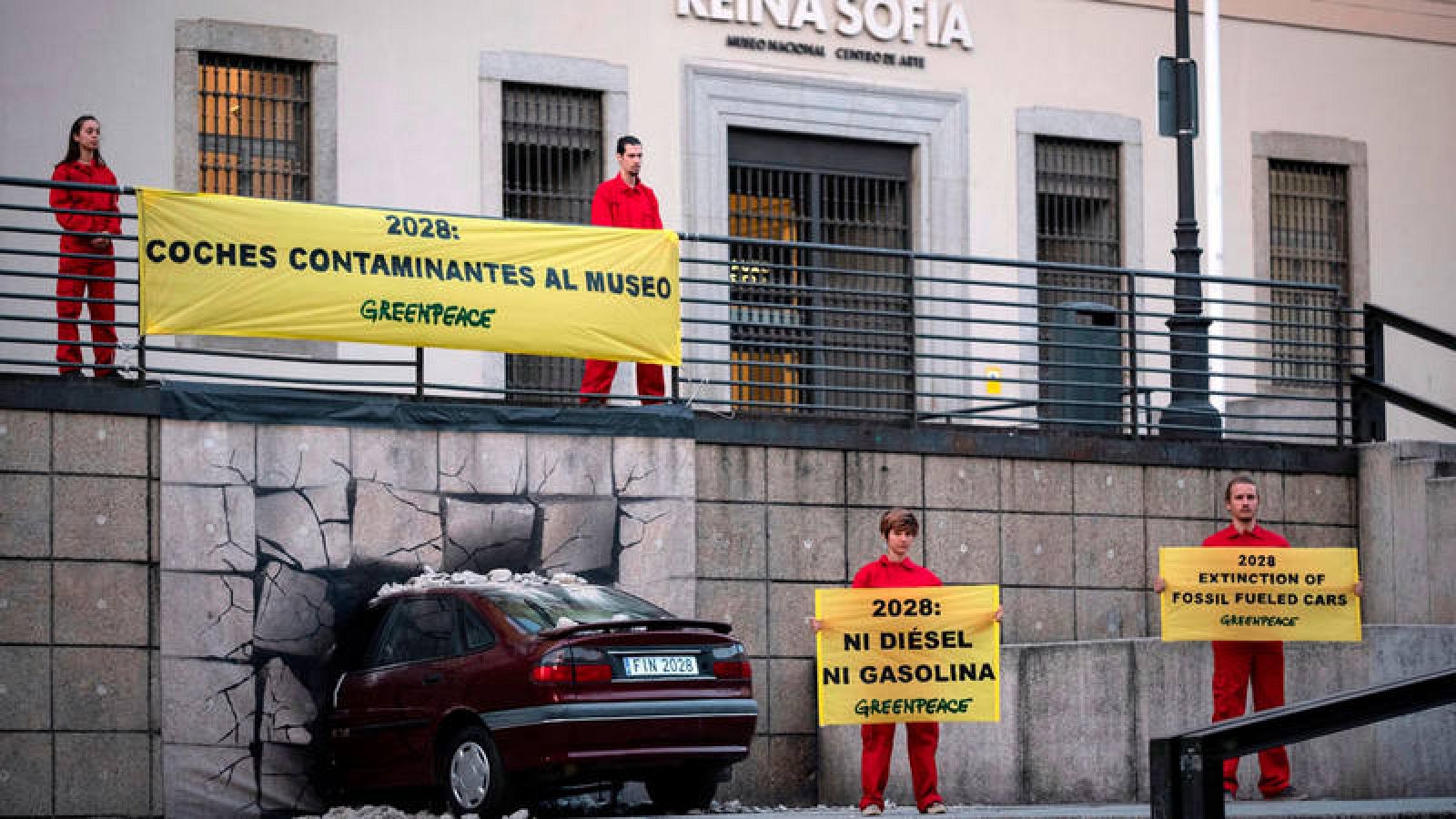 Fotografía facilitada por Greenpeace de activistas de la organización ecologista que han "estrellado" un automóvil contra un muro de la fachada del Museo Nacional Centro de Arte Reina Sofía.