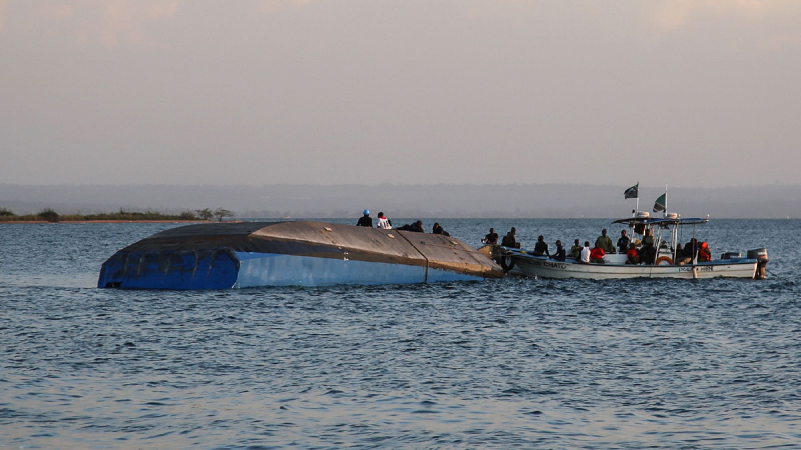Investigadores trabajan junto al ferri MV Nyerere, que volcó en el lago Victoria, Tanzania