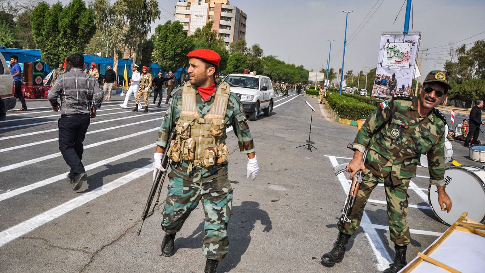 Soldados iraníes tras el atentado contra un desfile militar en Ahvaz.